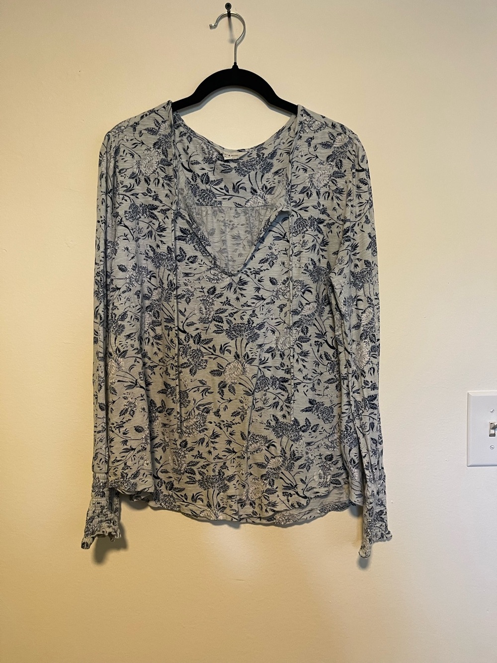 Women's Blue Floral Long-Sleeve V-Neck Top